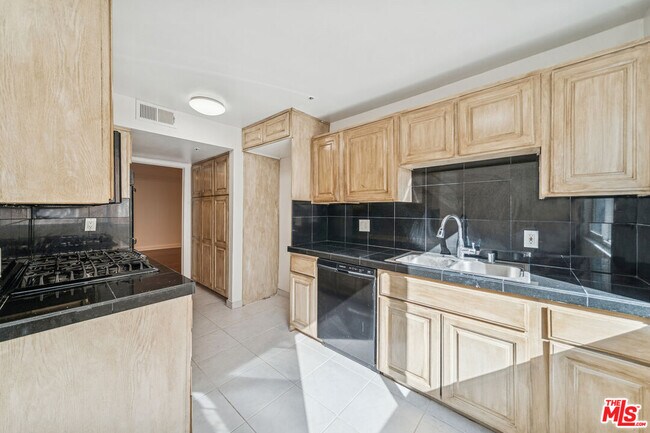 Building Photo - 1508 Greenfield Ave