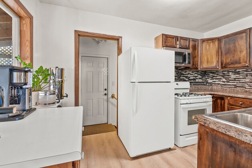 Building Photo - 1522 W 9th St