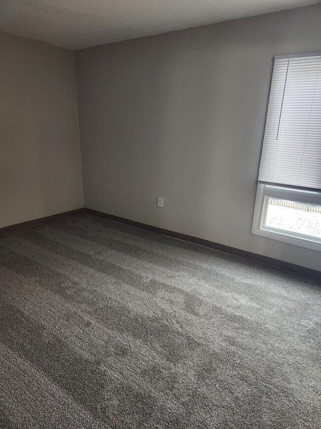 Building Photo - Spacious Three Bedroom Apartment Home Avai...