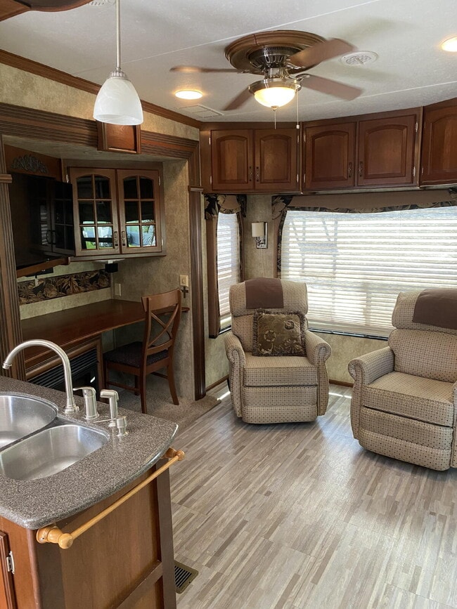 Building Photo - Cozy Retreat in St. Cloud: Your Next Serene Getaway Awaits!