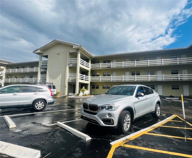 Building Photo - 2100 Diana Dr