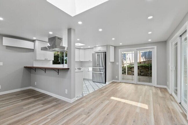 Building Photo - Elegant Air-Conditioned Newly Remodeled Matthews Beach Rambler