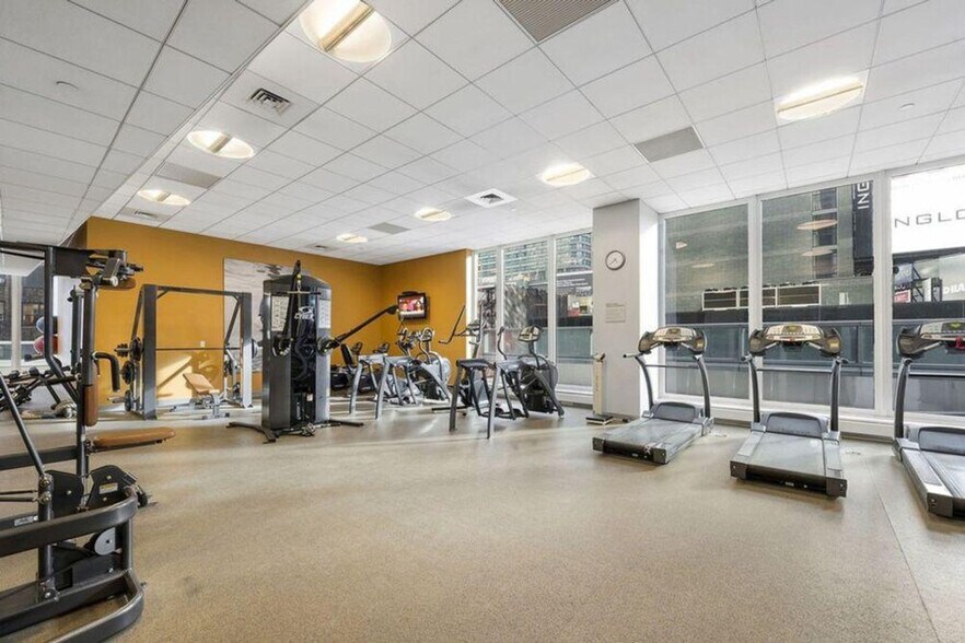 Building Photo - 1600 Broadway-SI ID1508174P