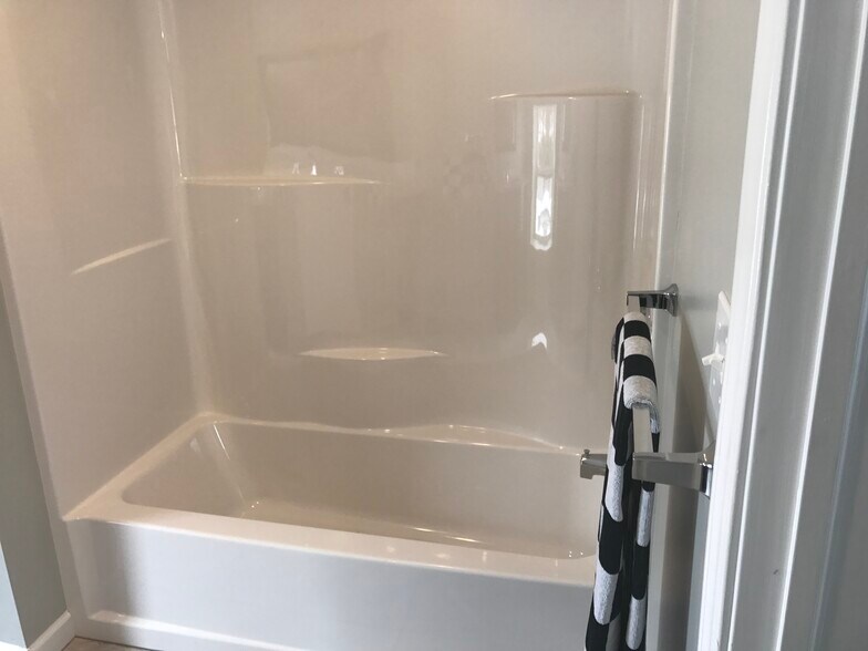 Building Photo - 116 E Main St