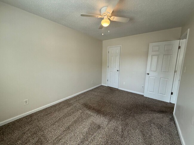 Building Photo - 3 bedroom, 1.5 bath Townhouse.