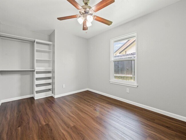 Building Photo - 1002 Cresswell Dr