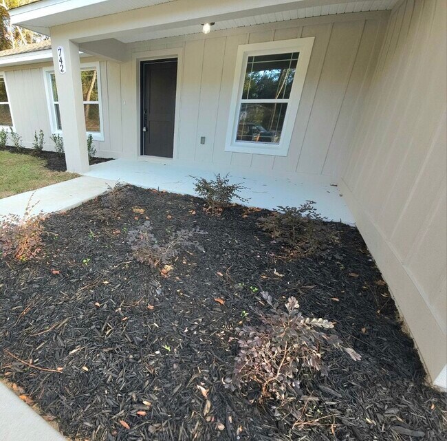 Building Photo - 742 W Deacon Pl