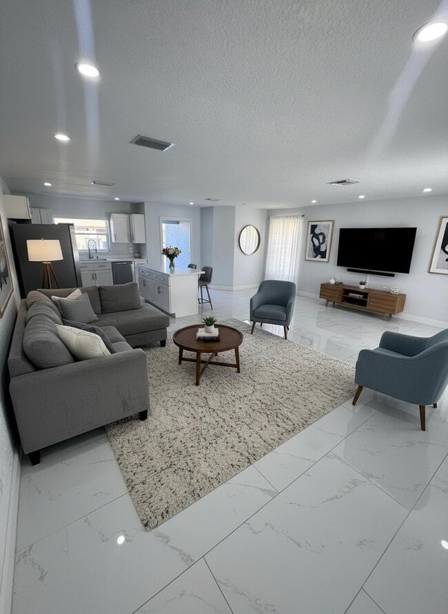 Building Photo - 2346 Lakeshore Cir