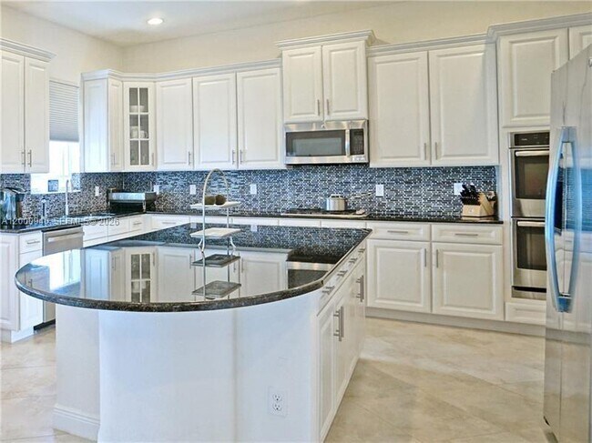 Building Photo - 8630 Lakeside Bnd