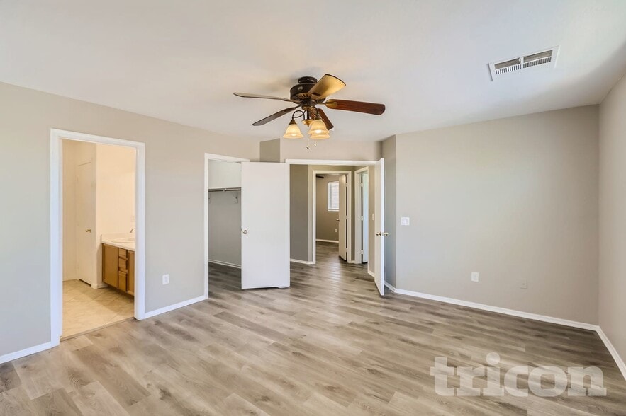 Building Photo - 924 S 240th Dr