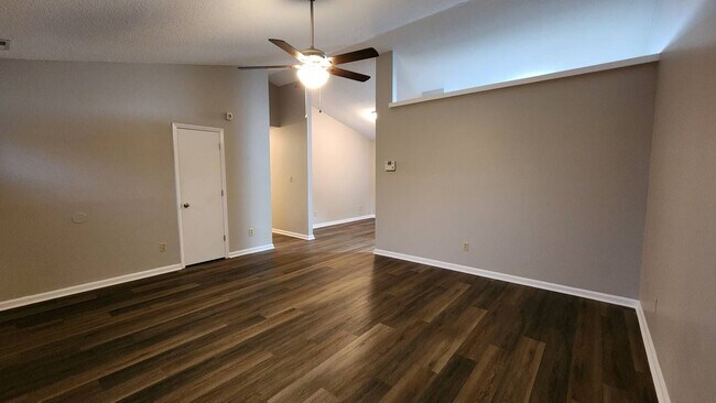 Building Photo - 208 S Ginger Dr