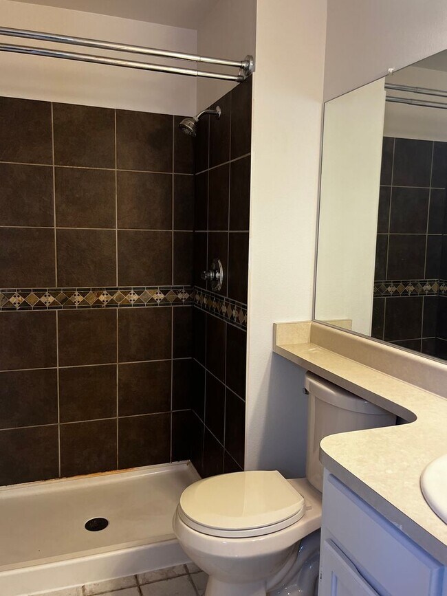 Building Photo - Well Maintained 2 bed 2 bath condo in Woodside Village!