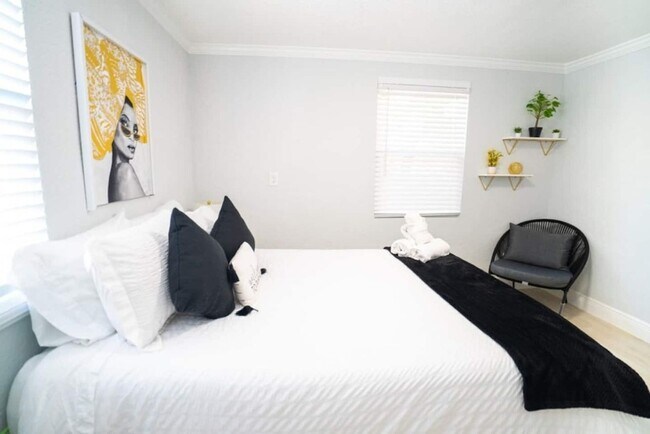 Building Photo - Fully Renovated Home Near Busch Gardens