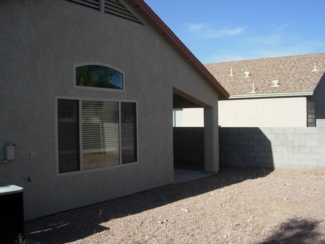 Building Photo - 4 BEDEEM 2 BATH HOME IN RITA RANCH AVAILAB...