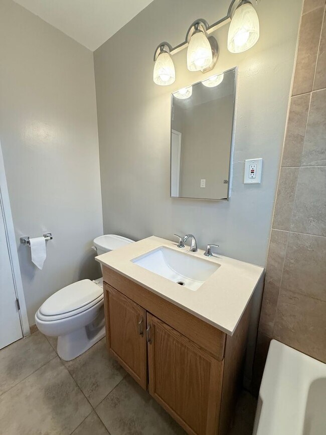 Building Photo - 606 Pierce St