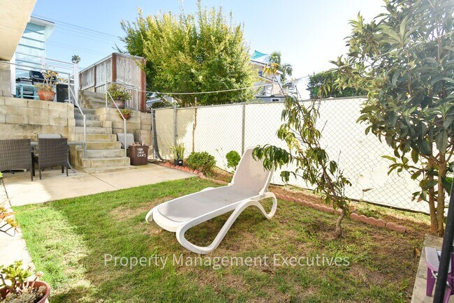 Building Photo - 2 Bedroom, 1 Bath Duplex Unit near Beach