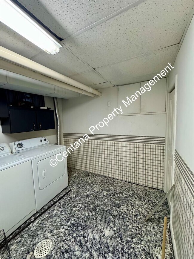 Building Photo - 2 Bedroom House on the Flats with a finish...