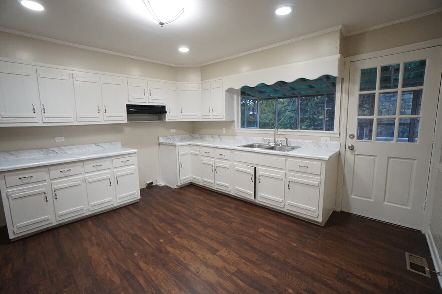 Building Photo - 1194 Birmingham St