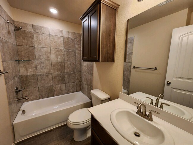 Building Photo - 1704 Montell St