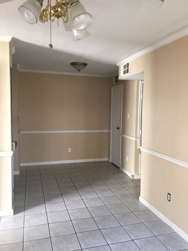 Building Photo - 2 BR 1 BA Condo - Downstairs