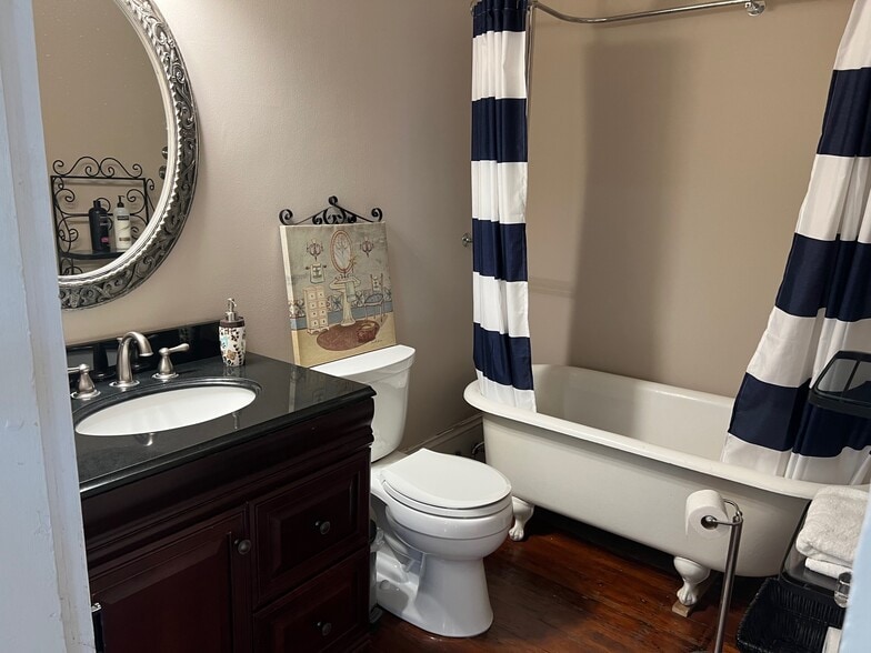 Building Photo - 2904 Annunciation St