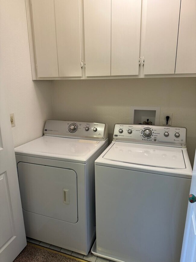 Building Photo - Beautiful 3-Bedroom Condo with Private Out...