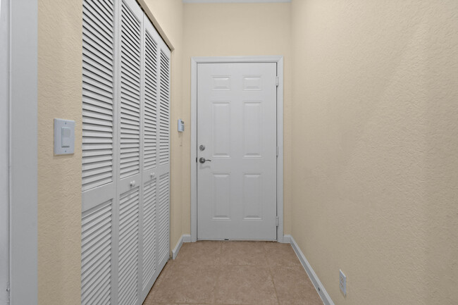 Building Photo - 147 Greenwich Cir