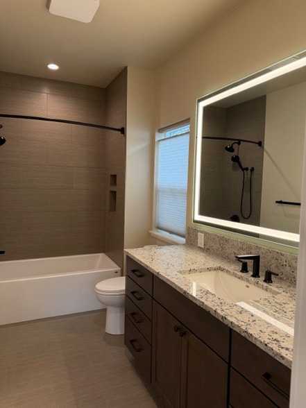 Building Photo - 1404 NW Kingston Ave