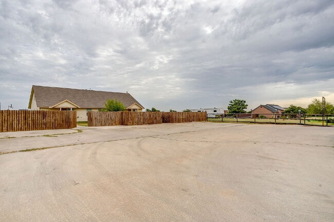 Building Photo - Updated Duplex in Weatherford with large y...