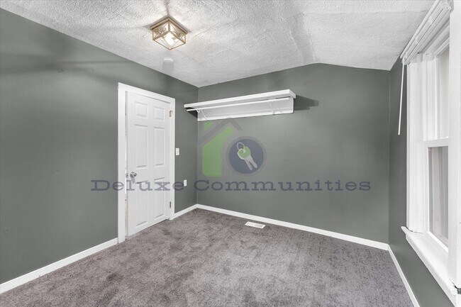 Building Photo - 636 Livingston Ave NE