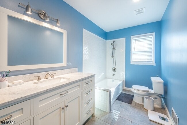 Building Photo - 18 Devon Dr