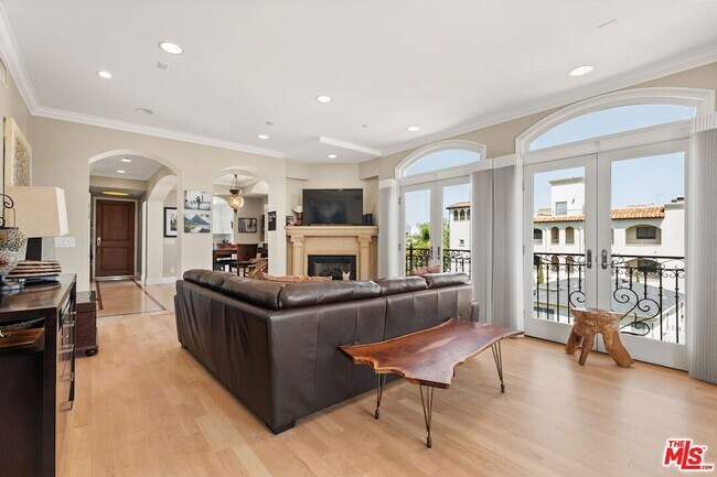 Building Photo - 1540 S Bentley Ave