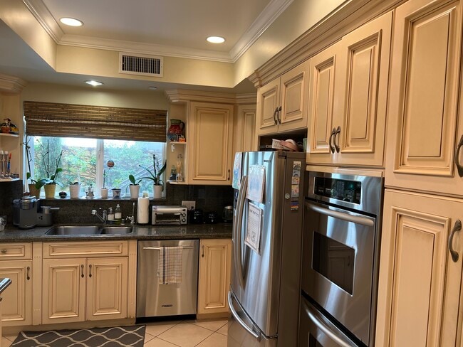 Kitchen - 1540 S Bentley Ave
