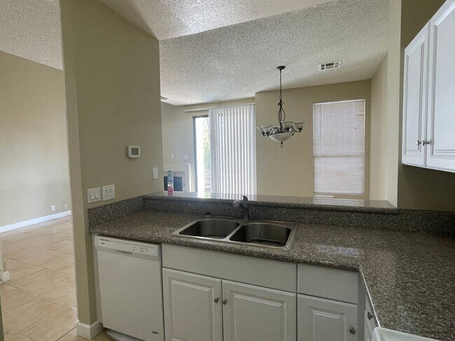Building Photo - Stylish 2-Bed Townhome with Loft & Dual Pr...