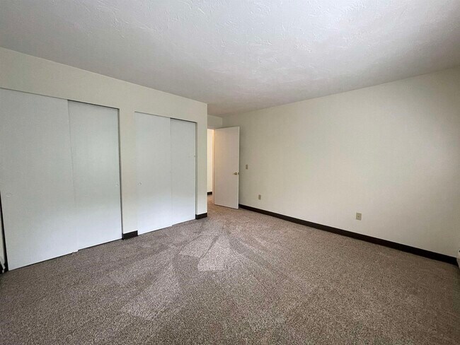 Building Photo - 385 Huse Rd