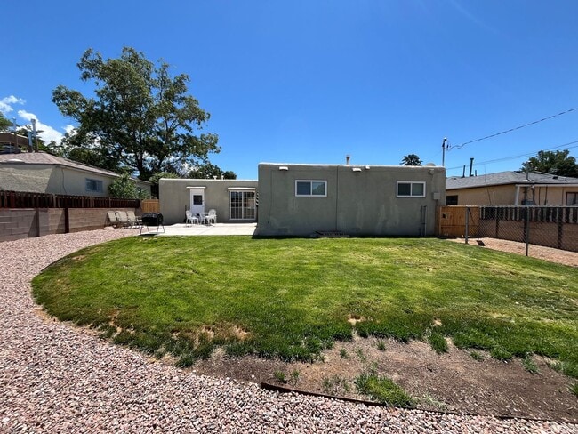 Building Photo - Charming 3 Bedroom 2 Bathroom Home In The NE!
