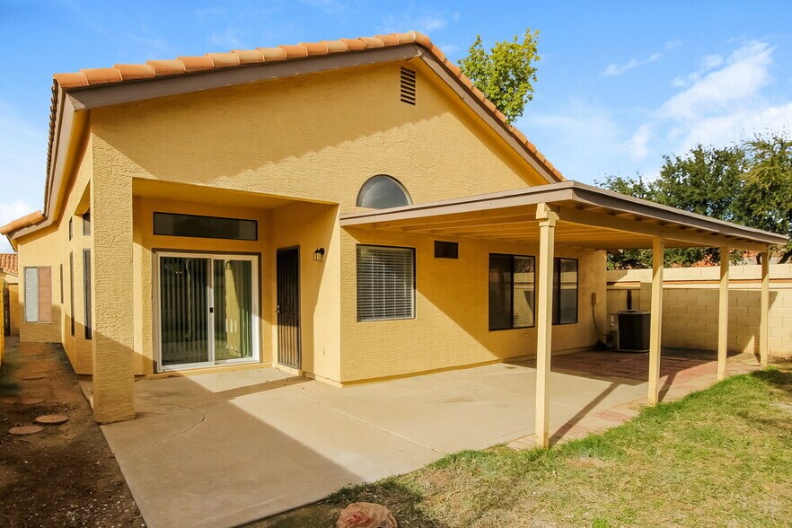 Building Photo - 10905 W Poinsettia Dr