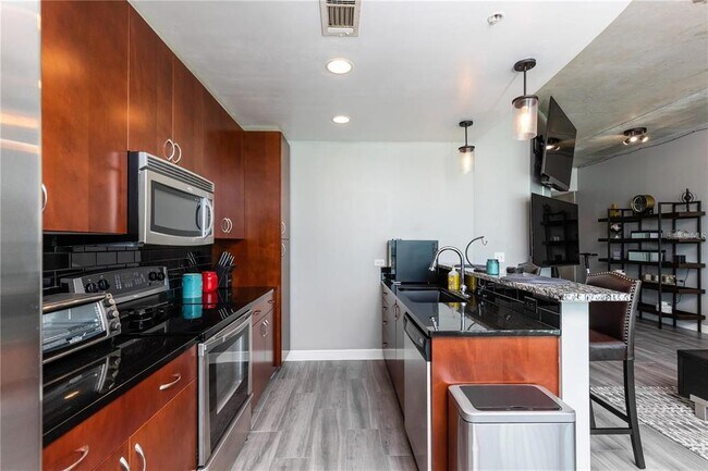 Building Photo - 777 N Ashley Dr