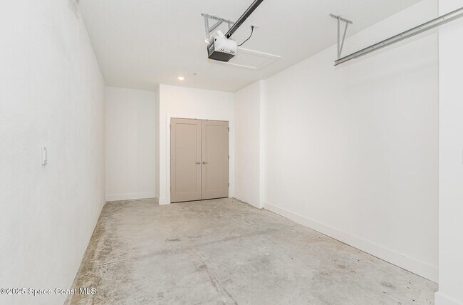 Building Photo - 1635 Par St NE