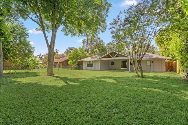 Building Photo - 9606 Pine Lake Dr