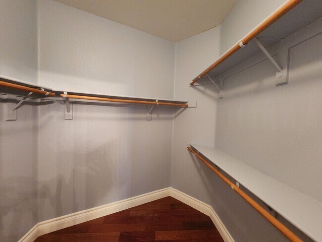 Building Photo - Entertainers Delight with minutes of shopping and restaurants