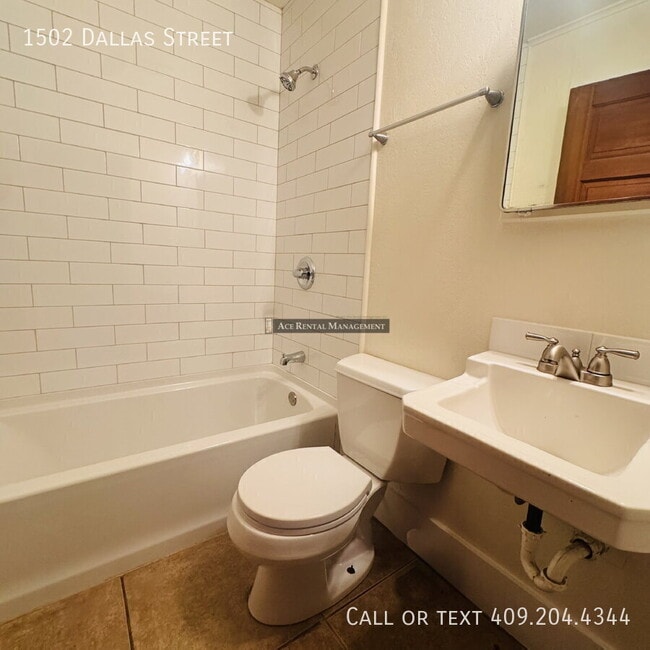 Building Photo - 1502 Dallas St