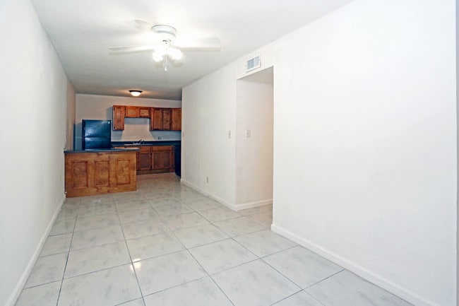 Kitchen - Royal Oaks Apartments