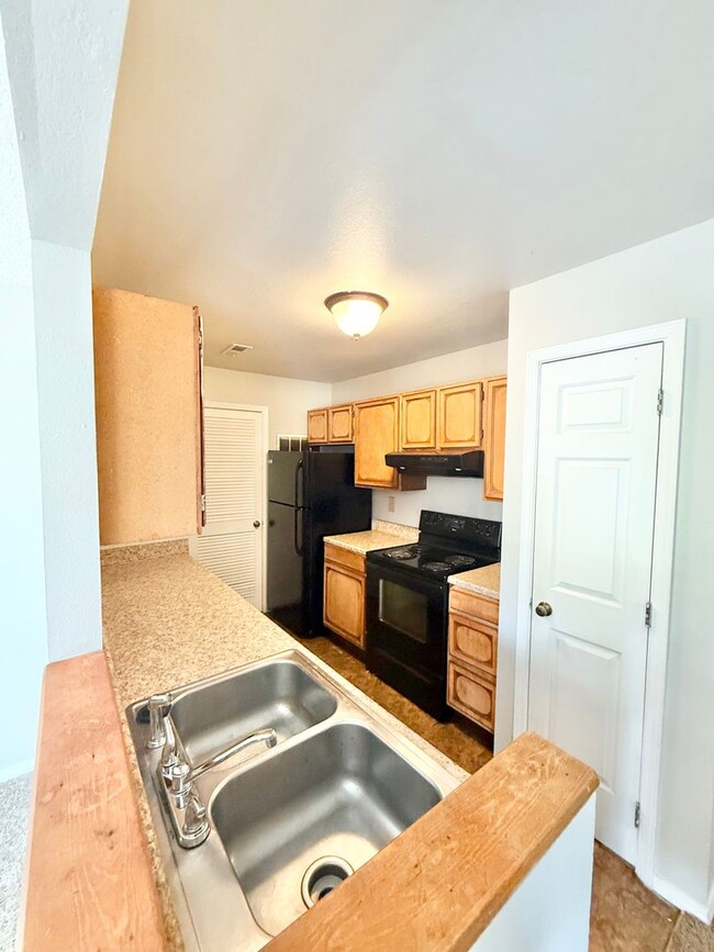 Building Photo - Move in ready 2 bedroom on Tampico