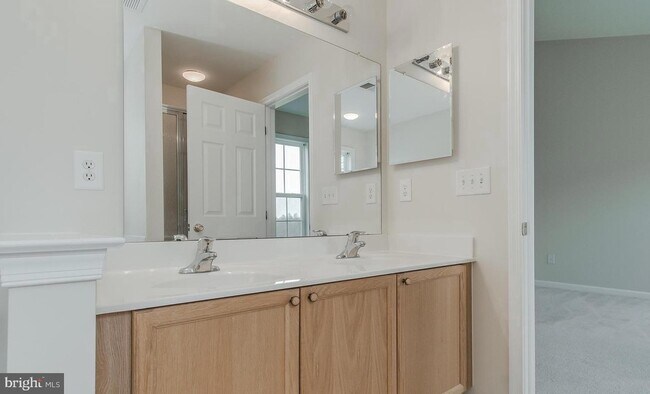 Building Photo - 105 Raphael Ct