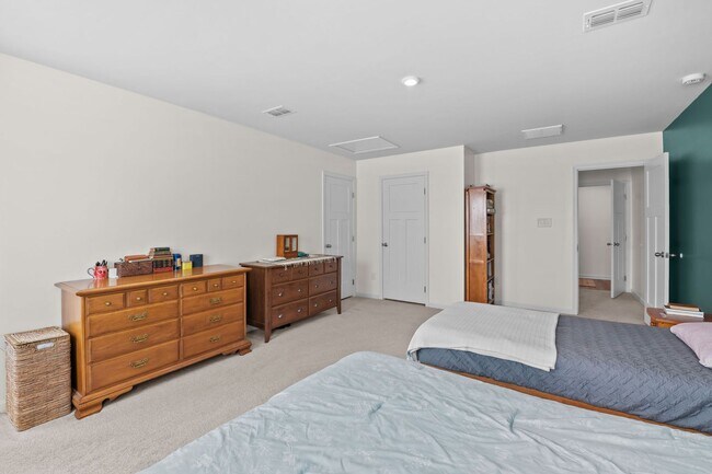 Building Photo - Beautiful 4-Bedroom Home with Fenced Backyard & Open Floor Plan!