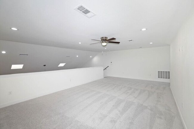 Building Photo - 7612 Woodford Ave