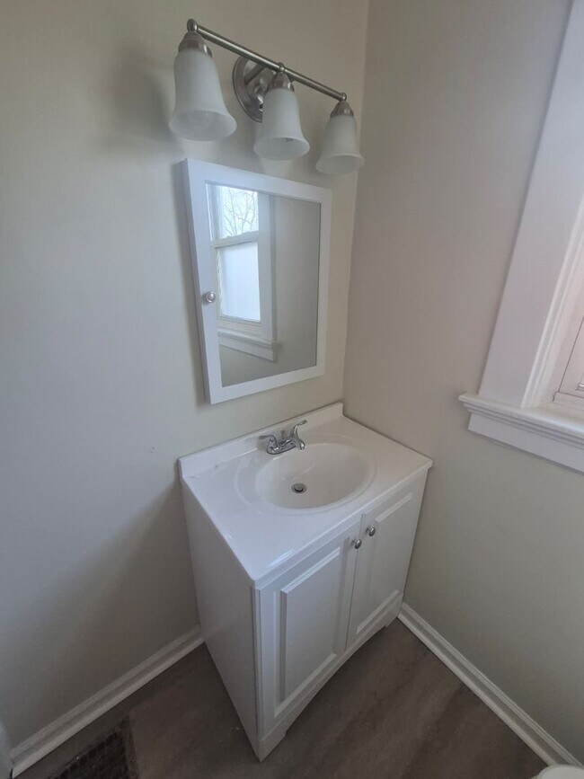 Building Photo - 2765 Alexandria Ave