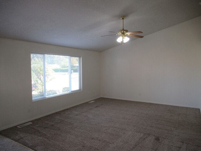 Building Photo - Three Bedroom Home in Independence