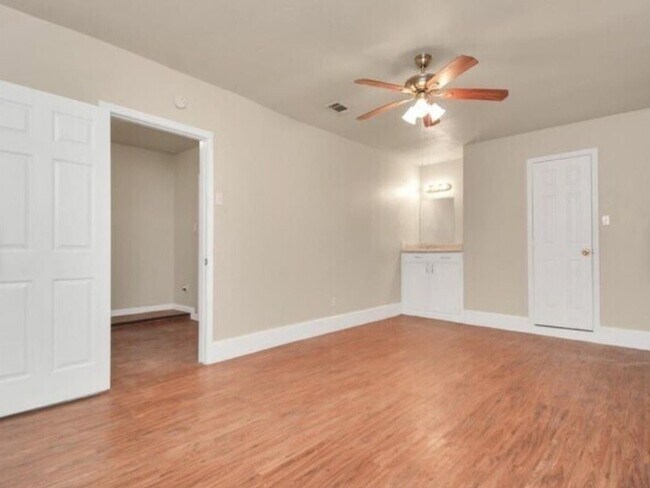 Building Photo - 4803 Beechaven St